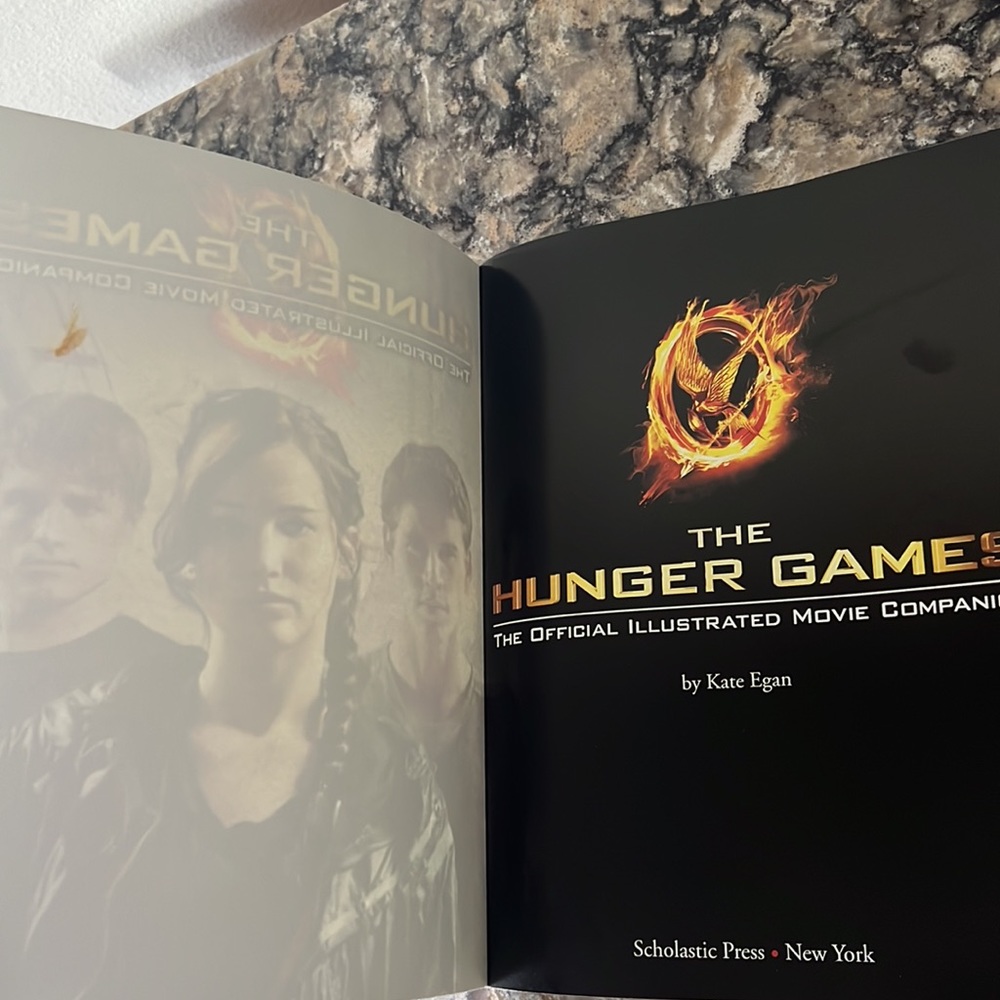 The Hunger Games Magazine Collection Set Catching Fire 🔥 - Picture 9 of 9